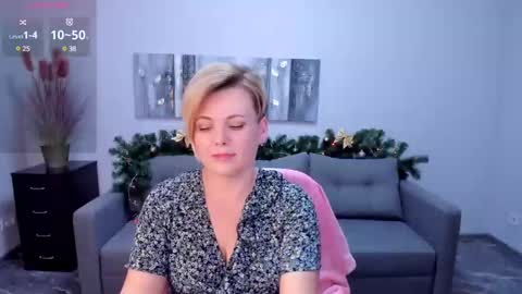 Snapshot of julia_wilsons chatting on 01.04.25 Julia online show from 01.04.25