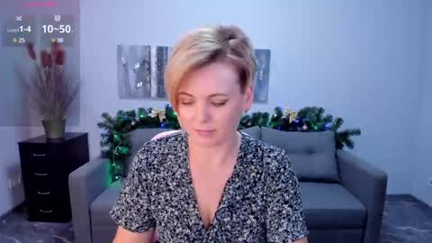 Snapshot of julia_wilsons chatting on 01.04.25 Julia online show from 01.04.25