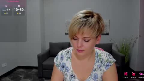 Snapshot of julia_wilsons chatting on 01.11.25 Julia online show from 01.11.25