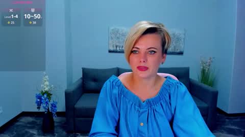 Snapshot of julia_wilsons chatting on 09.19.25 Julia online show from 09.19.25