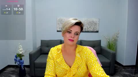 Snapshot of julia_wilsons chatting on 10.03.25 Julia online show from 10.03.25