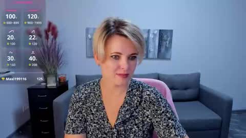 Snapshot of julia_wilsons chatting on 10.04.25 Julia online show from 10.04.25