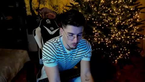 Snapshot of juliandylan chatting on 12.22.24 JulianDylan online show from 12.22.24