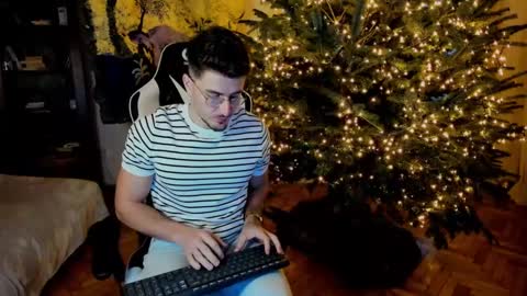 Snapshot of juliandylan chatting on 12.22.24 JulianDylan online show from 12.22.24