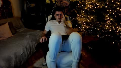 Snapshot of juliandylan chatting on 12.26.24 JulianDylan online show from 12.26.24