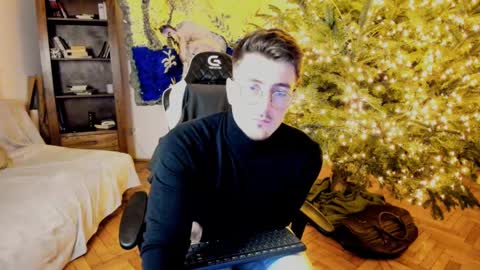 Snapshot of juliandylan chatting on 12.27.24 JulianDylan online show from 12.27.24