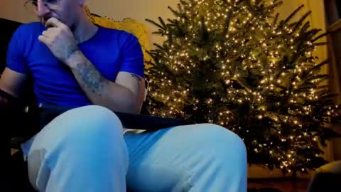 Snapshot of juliandylan chatting on 12.28.24 JulianDylan online show from 12.28.24