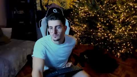 Snapshot of juliandylan chatting on 12.29.24 JulianDylan online show from 12.29.24