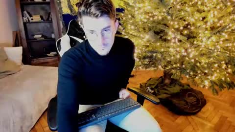 Snapshot of juliandylan chatting on 12.30.24 JulianDylan online show from 12.30.24
