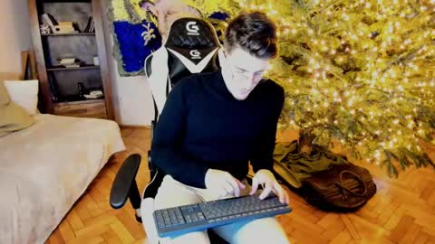 Snapshot of juliandylan chatting on 12.30.24 JulianDylan online show from 12.30.24