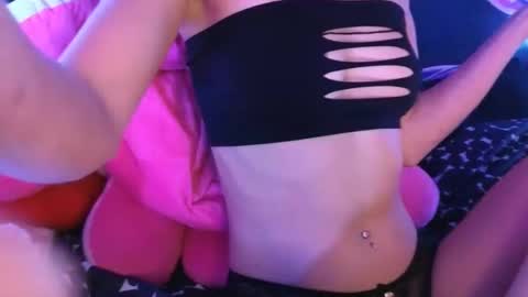 Snapshot of julie13tuyo chatting on 12.19.25 Julie-Game online show from 12.19.25