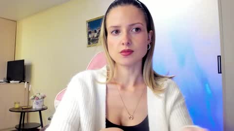 Snapshot of julie_flores chatting on 10.19.25 Julie online show from 10.19.25