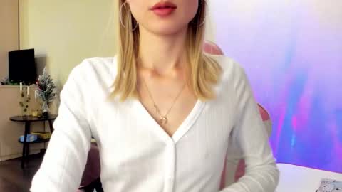 Snapshot of julie_flores chatting on 11.05.25 Julie online show from 11.05.25