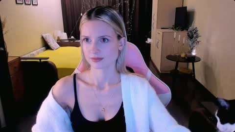 Snapshot of julie_flores chatting on 11.06.25 Julie online show from 11.06.25