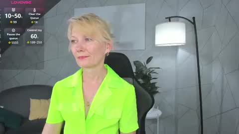 Snapshot of julie_lucasss chatting on 06.11.26 Julie Lucasss online show from 06.11.26