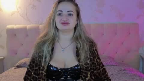 Snapshot of juliedevis chatting on 10.30.25 JulieDevis online show from 10.30.25