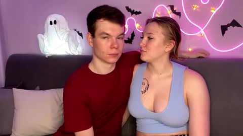 Snapshot of julielourens chatting on 10.26.25 Julie and Thomas online show from 10.26.25