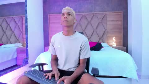 Julien online show from 10.08.25