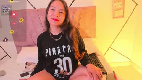 Snapshot of julieta_lein chatting on 10.28.25 julieta_lein online show from 10.28.25