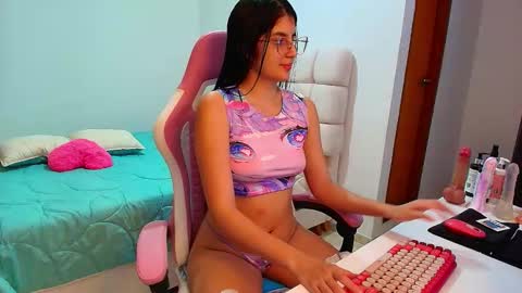 Snapshot of julieta_rose19 chatting on 11.14.25 julieta_rose19 online show from 11.14.25
