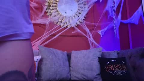 Snapshot of julieta_russell chatting on 10.21.25  Julieta  online show from 10.21.25