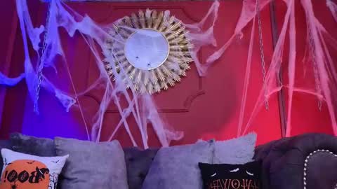 Snapshot of julieta_russell chatting on 10.29.25  Julieta  online show from 10.29.25