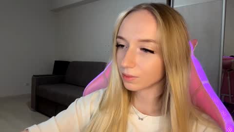 Snapshot of julissariecke chatting on 11.08.25 Sofie online show from 11.08.25