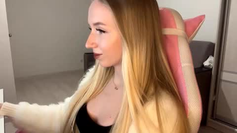 Snapshot of julissariecke chatting on 11.09.25 Sofie online show from 11.09.25