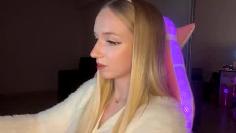 Snapshot of julissariecke chatting on 11.10.25 Sofie online show from 11.10.25