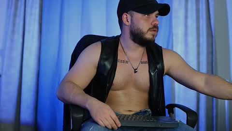 JULiUS   online show from 01.03.25