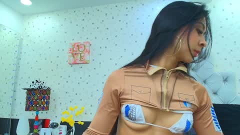 Julieta Reyes   online show from 01.31.25