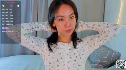 Snapshot of juniebogany chatting on 09.26.25 Bella online show from 09.26.25