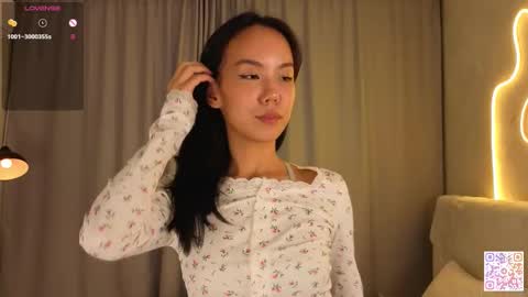 Snapshot of juniebogany chatting on 10.22.25 Bella online show from 10.22.25