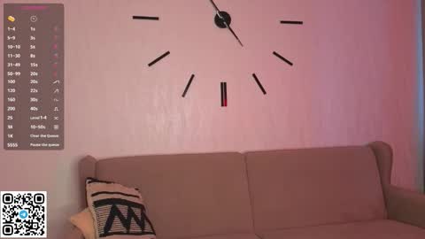 Snapshot of juniebogany chatting on 10.25.25 Bella online show from 10.25.25