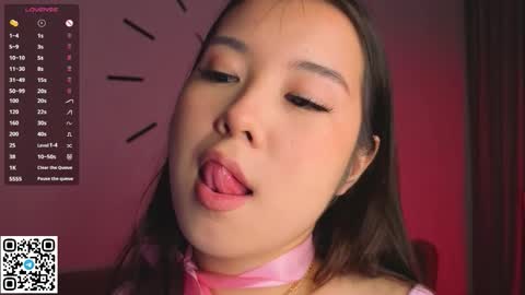 Snapshot of juniebogany chatting on 10.28.25 Bella online show from 10.28.25