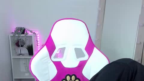 Snapshot of justin_twinkboy chatting on 10.18.25 JUSTIN online show from 10.18.25