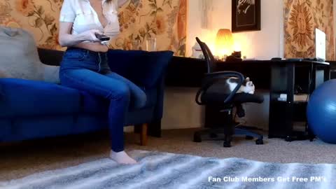 Snapshot of kalikushdreamz chatting on 01.12.25 Tara Smith online show from 01.12.25