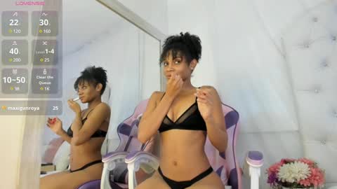 Snapshot of kamila_arias chatting on 12.19.24    online show from 12.19.24