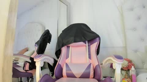 Snapshot of kamila_arias chatting on 12.23.24    online show from 12.23.24