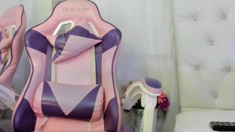 Snapshot of kamila_arias chatting on 02.19.25    online show from 02.19.25