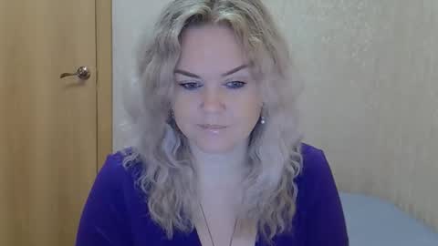 Snapshot of karennelsonx chatting on 09.17.25 karennelsonx online show from 09.17.25