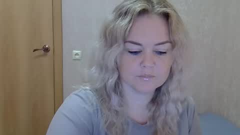 Snapshot of karennelsonx chatting on 09.23.25 karennelsonx online show from 09.23.25