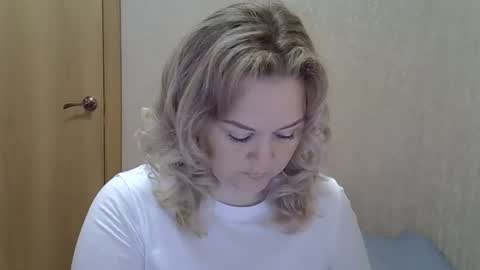 Snapshot of karennelsonx chatting on 10.14.25 karennelsonx online show from 10.14.25