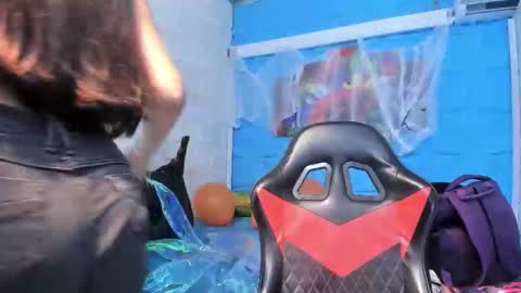 Snapshot of karinatompson chatting on 10.24.25 karinatompson online show from 10.24.25