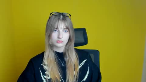 Snapshot of karla_flower chatting on 09.17.25 Karla online show from 09.17.25