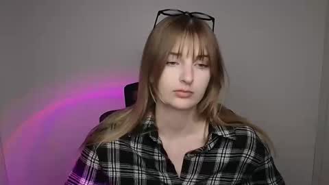 Snapshot of karla_flower chatting on 09.28.25 Karla online show from 09.28.25