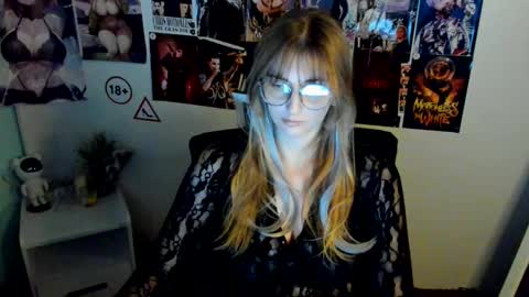 Snapshot of karla_flower chatting on 10.16.25 Karla online show from 10.16.25