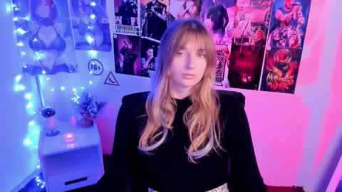 Snapshot of karla_flower chatting on 10.23.25 Karla online show from 10.23.25