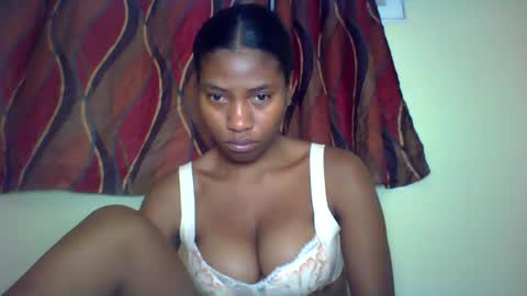 Snapshot of karoliee chatting on 06.18.26 karoliee online show from 06.18.26