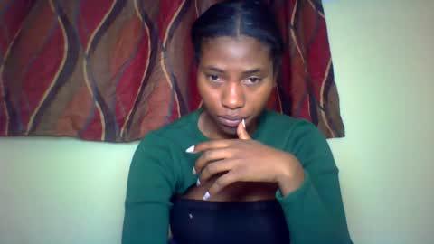 Snapshot of karoliee chatting on 06.20.26 karoliee online show from 06.20.26